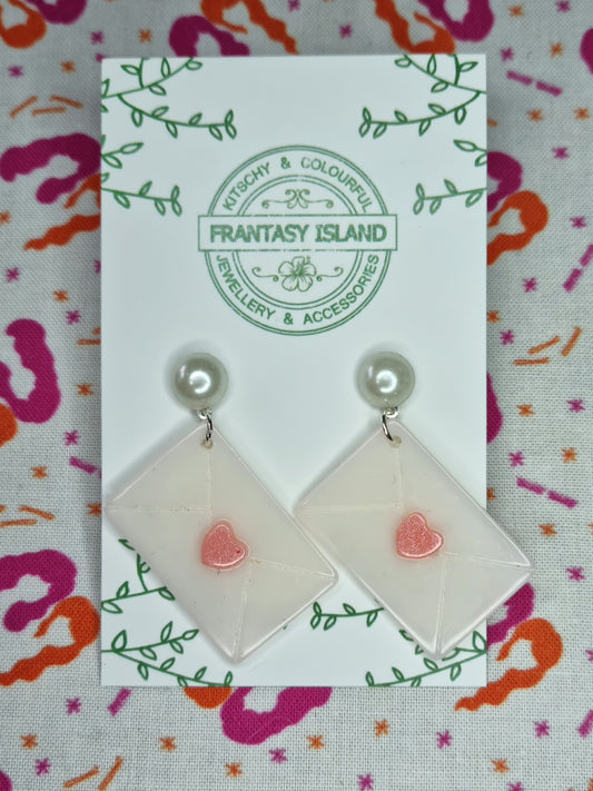 Sealed With a Kiss Earrings - Pearl